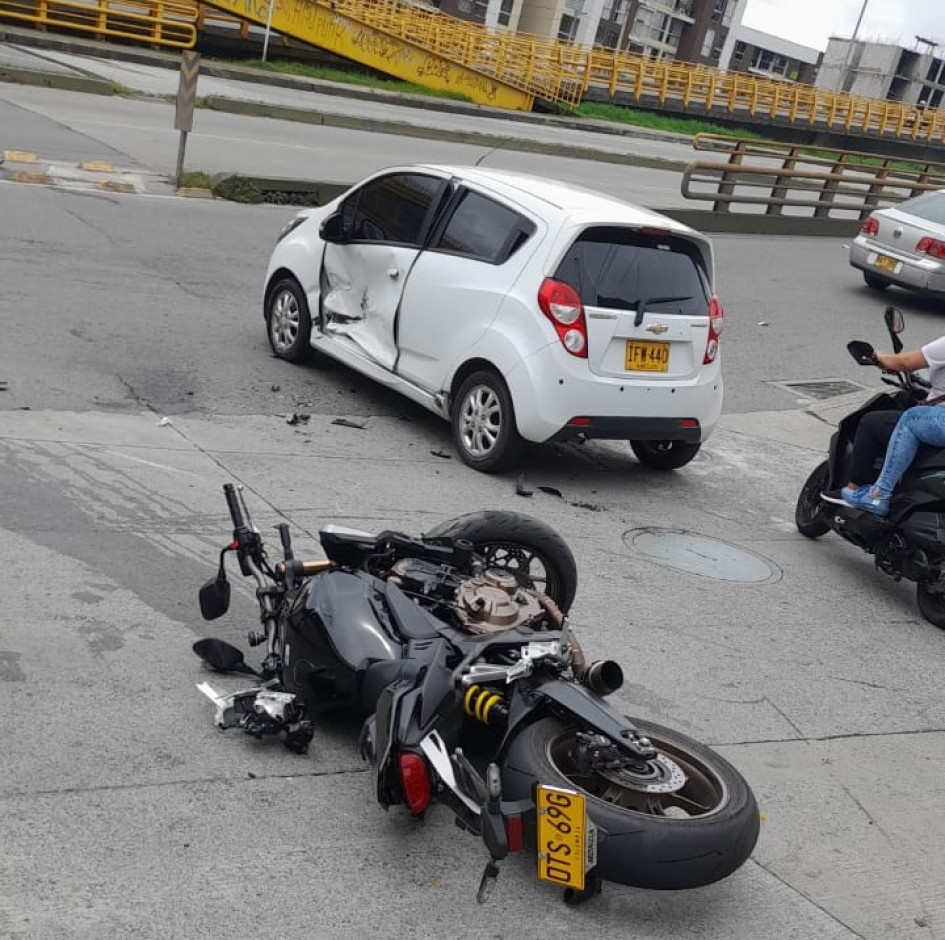 Motociclista perdió el control de su vehículo, derrapó y chocó con un carro en Manizales