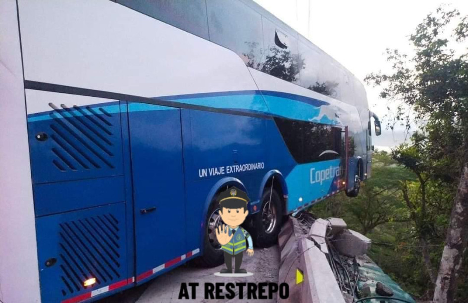 Bus de Copetran quedó al borde del abismo en la vía Guaduas-Honda