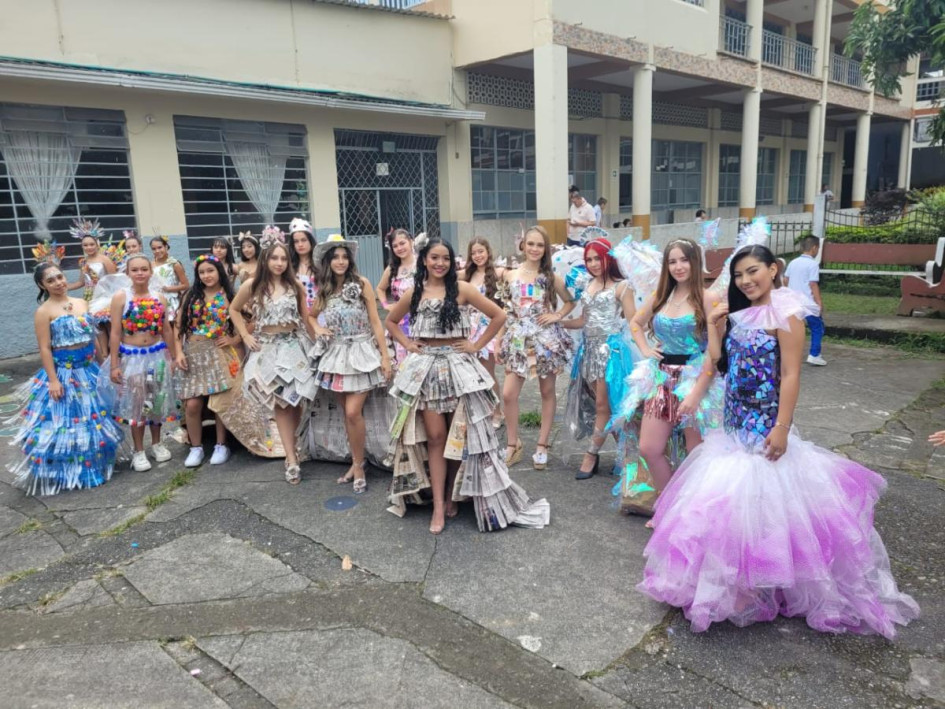 Cada grado participó con una representante para el reinado ambiental.