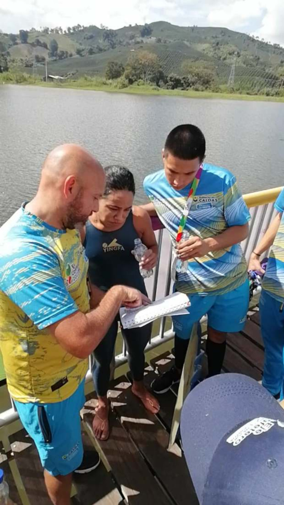 Jhoanna Andrea Alegría, plata por Caldas en 5.000 metros superficie, con su técnico, Andrey Parra, al final de la competencia.