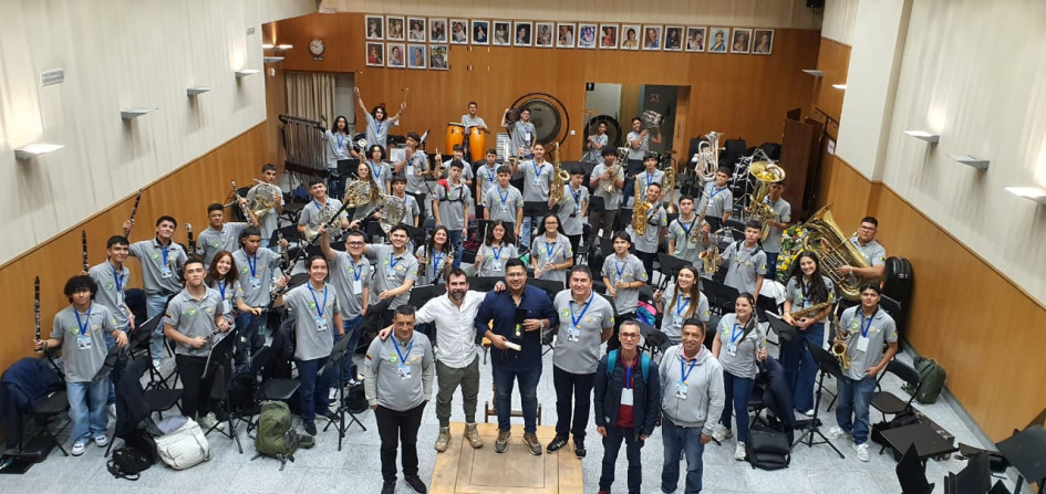 La Banda Sinfónica Juvenil de Caldas con el caldense y director titular, Juan Velasco.