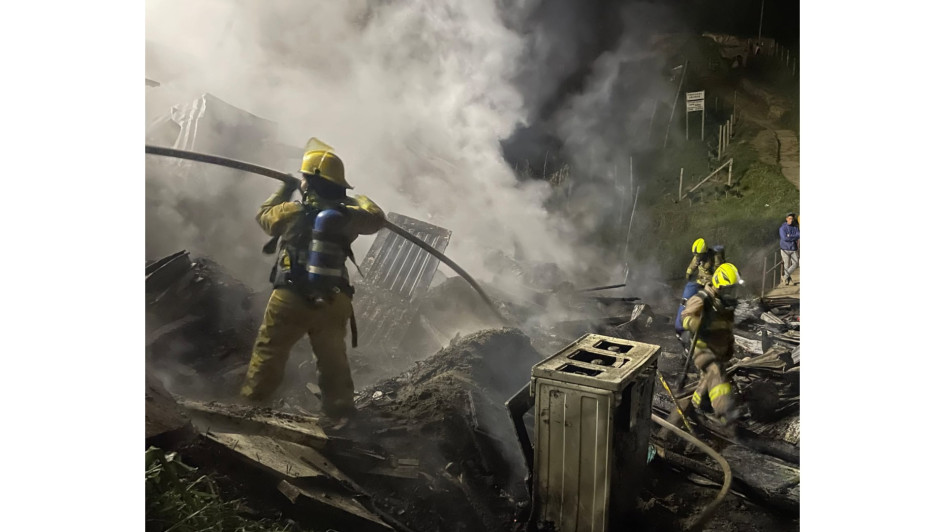 Dos viviendas de madera se incendiaron en la noche de este jueves. No hubo lesionados.