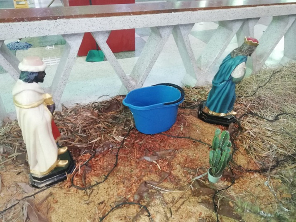 Fieles que constantemente visitan el templo La Candelaria dejaron ver su preocupación por las goteras que caen sobre el pesebre, cuando llueve.