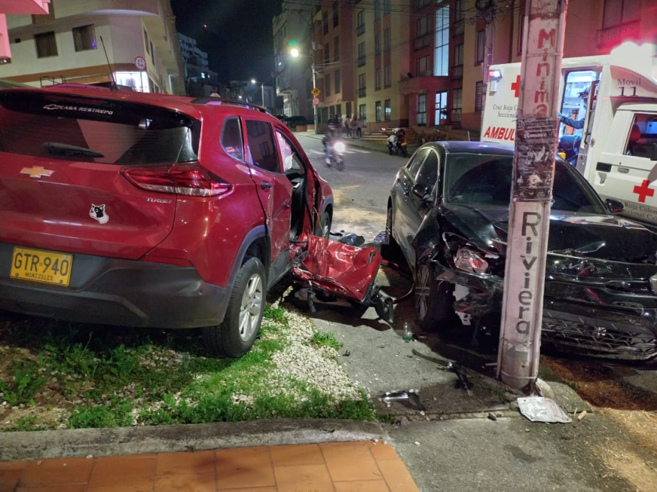 Un carro y una camioneta chocaron en la madrugada de este viernes y dejaron a cuatro personas heridas. Una motocicleta resultó afectada, pero el conductor está ileso.