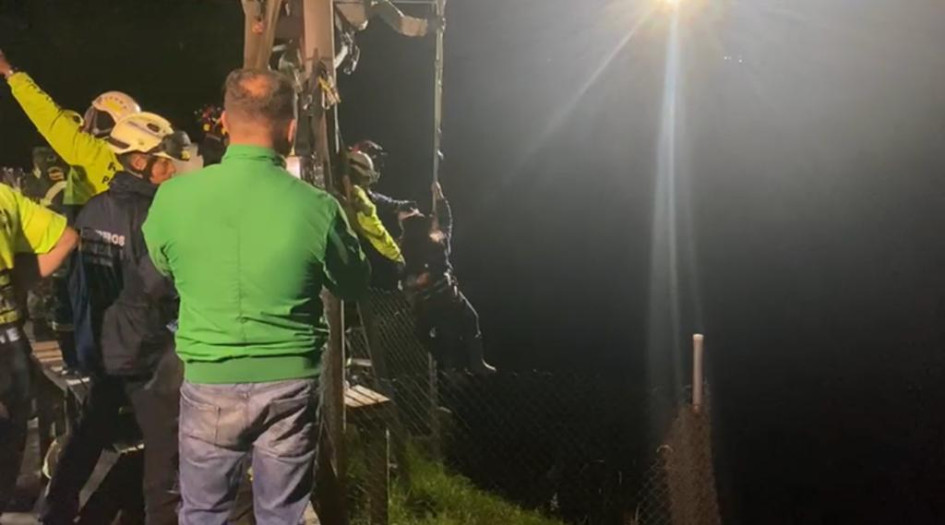 Dos mujeres pisan tierra tras 13 horas suspendidas a 250 metros de altura