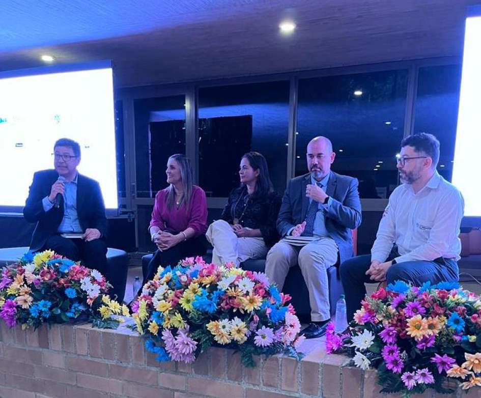 Los panelistas de investigación, durante la clausura del Fondo de Becas Manizales + Innovadora.