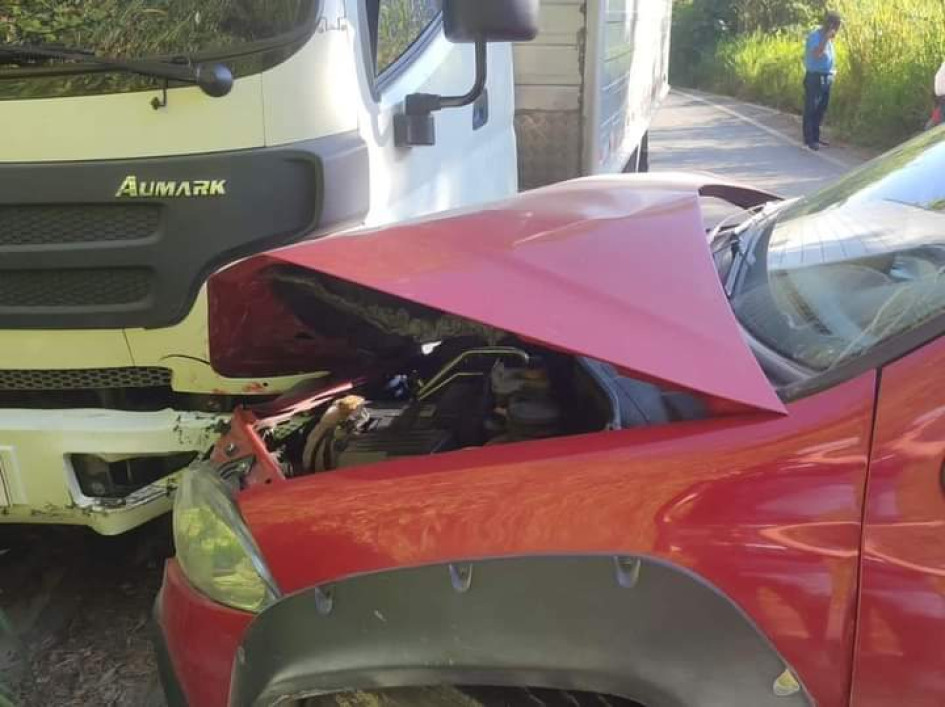 El choque de los dos vehículos. 