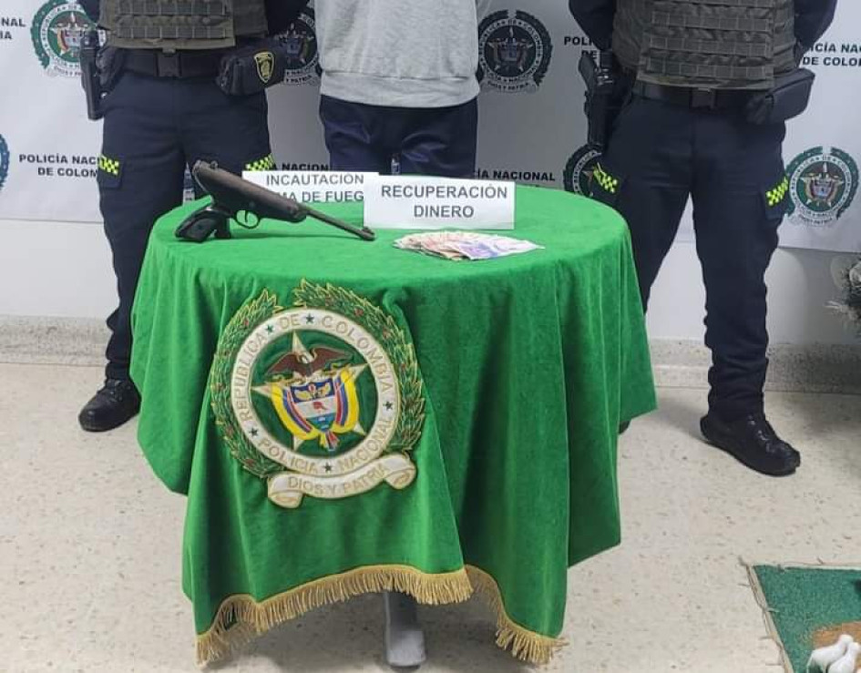 Al delincuente le incautaron el dinero y el arma usada para cometer el hurto.