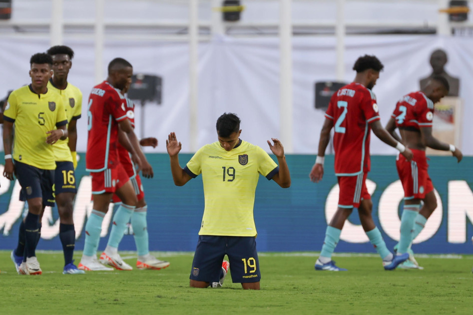 Cristhoper Zambrano (c) de Ecuador reza tras vencer ayer a Colombia, en el partido del Torneo Preolímpico Sudamericano Sub-23 en el estadio Nacional Brígido Iriarte en Caracas (Venezuela).