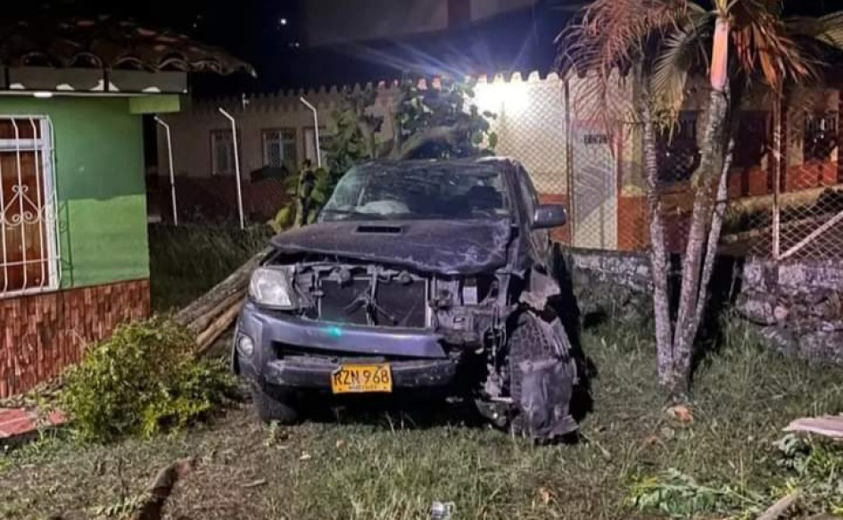 Así quedó el carro después de chocar contra la motocicleta.