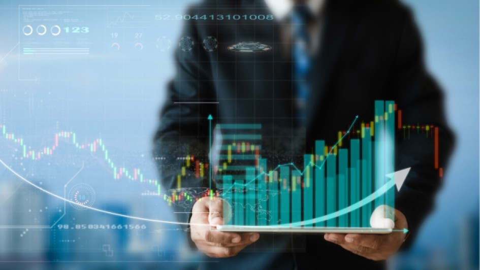 Hombre con traje sostiene una tablet de la que sale un gráfico creciente.
