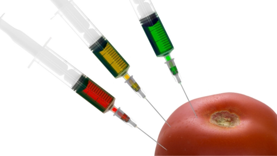 Tomate rojo con 3 jeringas clavadas