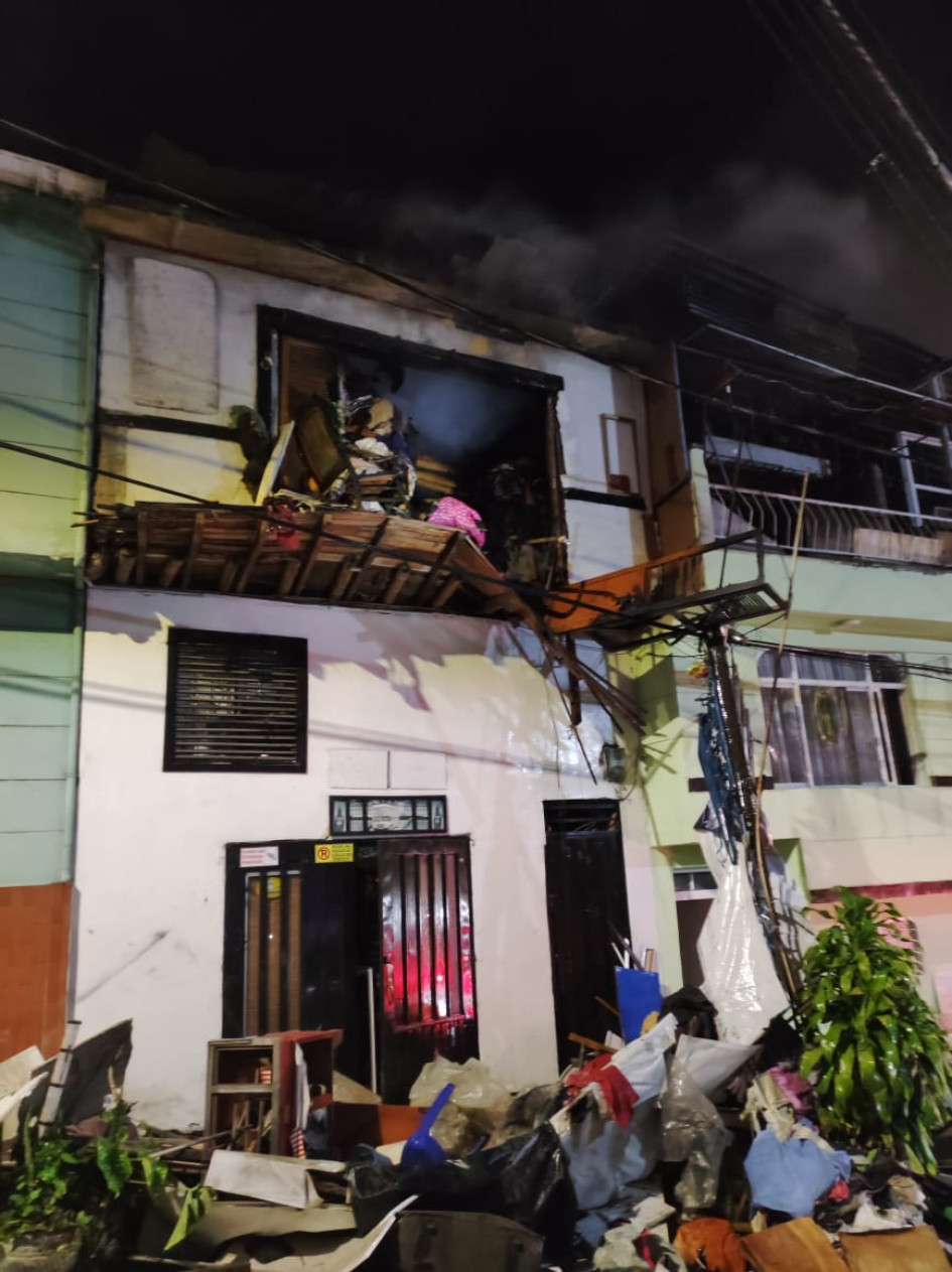 El segundo piso de una vivienda en San Antonio resultó afectado por un incendio.