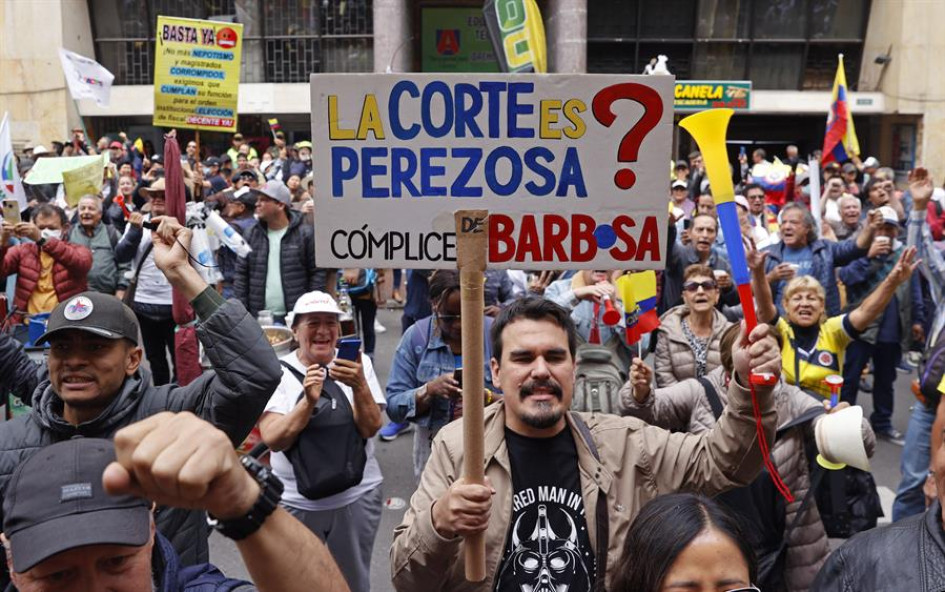 Manifestantes a las afueras de la Corte Suprema de Justicia este jueves, exigiendo la elección de fiscal. 