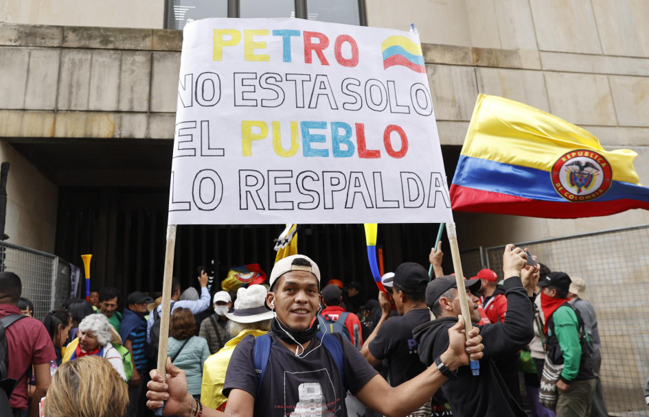 Manifestantes participan en una movilización popular en apoyo al presidente de Colombia, Gustavo Petro, hoy, en Bogotá