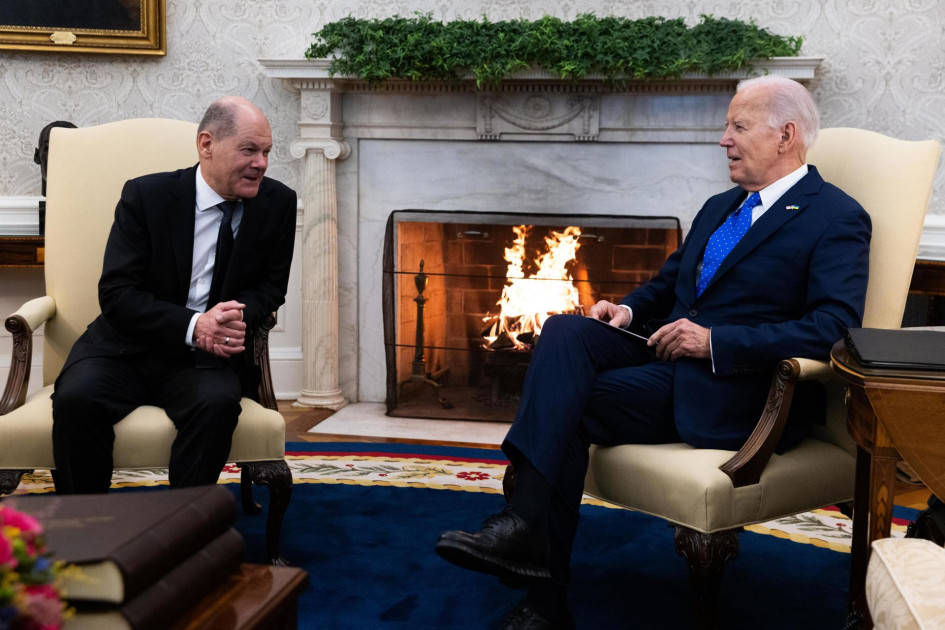 El presidente estadounidense Joe Biden (d) se reúne con el canciller alemán Olaf Slcholz (i) en la Oficina Oval de la Casa Blanca en Washington, DC, EE.UU., este viernes.