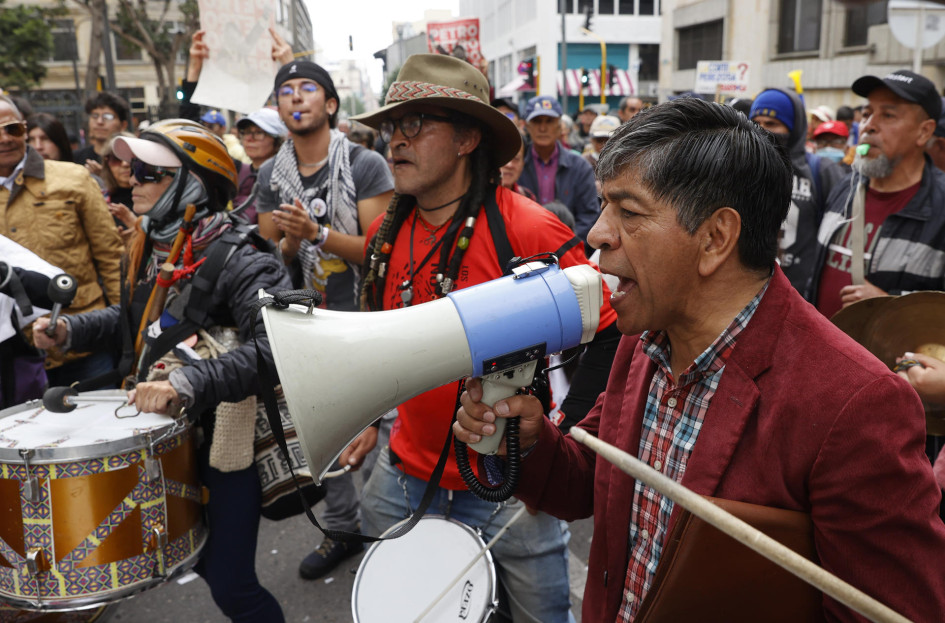 Manifestantes salieron este jueves a las calles de Bogotá y otras ciudades colombianas para protestar contra el fiscal general, Francisco Barbosa, cuyo periodo termina el próximo lunes, y exigir a la Corte Suprema la elección de su sucesora.
