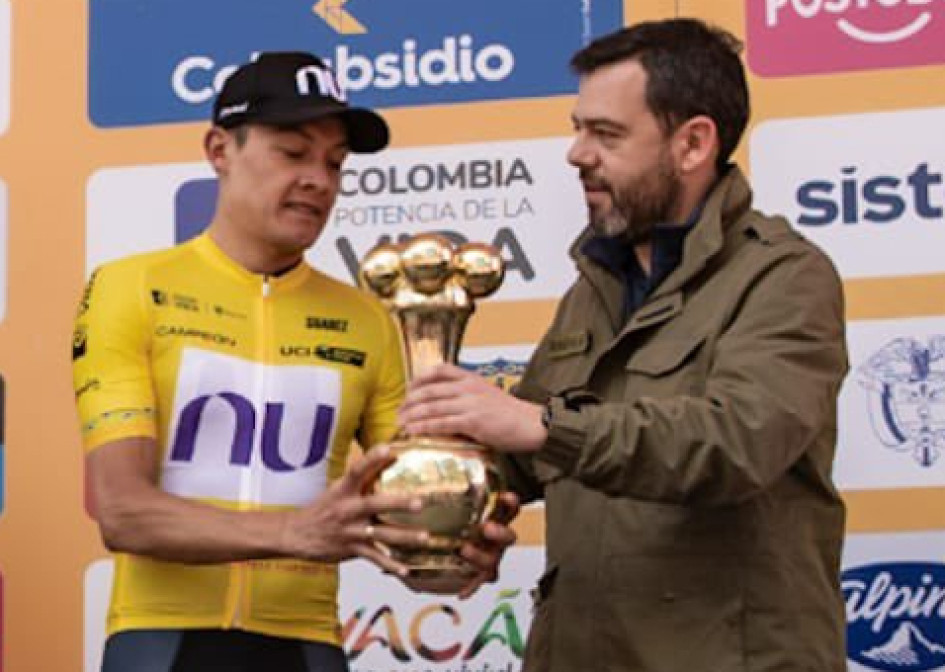 El alcalde de Bogotá, Carlos Fernando Galán, estuvo presente ayer en el final del Tour Colombia que ganó Rodrigo Contreras, a quien le entrega el trofeo.