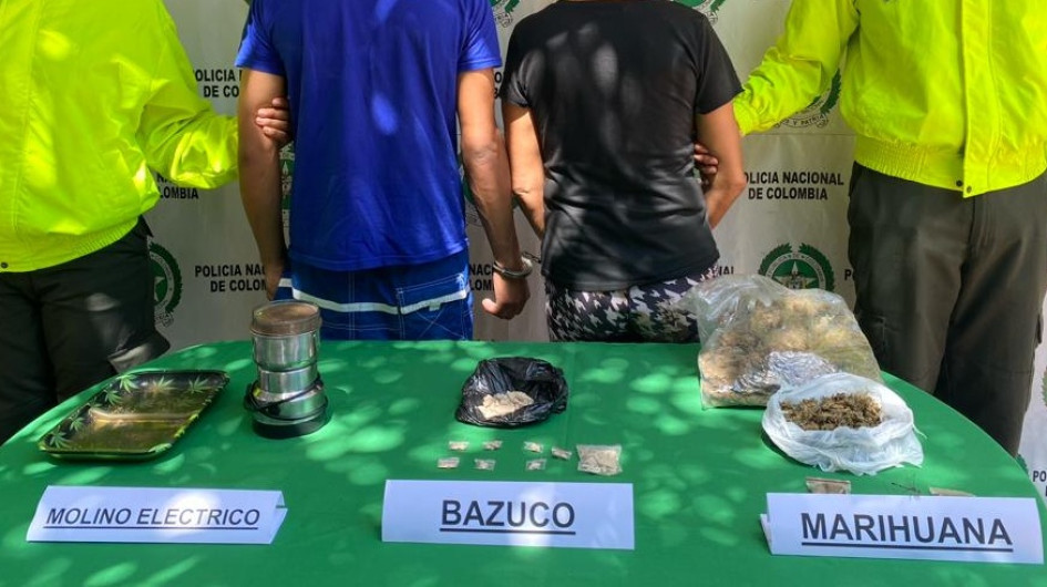La Policía capturó en flagrancia a una mujer de 46 años y a su novio, de 21. Tenían en su posesión base de cocaína, marihuana y un molino eléctrico.