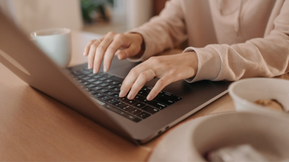 Mujer tecleando en un computador portátil