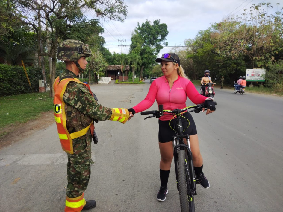 Hombres del Ejército y la Policía vigilan el casco urbano de Tuluá. 