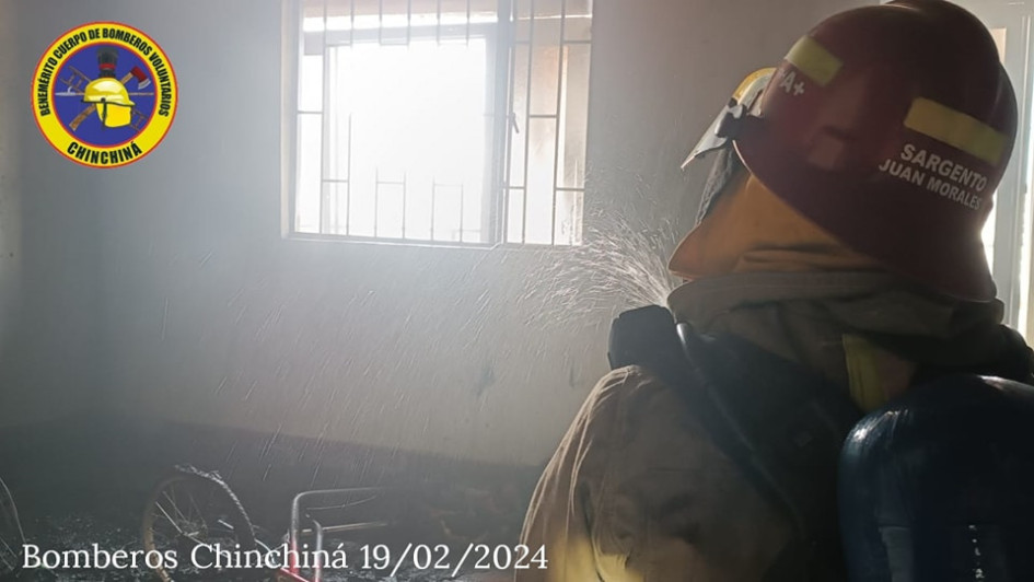 En la mañana de este lunes se presentó un conato de incendio en una casa del barrio Juan XXIII de Chinchiná. Las llamas se originaron en la habitación donde jugaban unos niños. Las autoridades de socorro no descartan que hayan sido estos quienes provocaron las llamas.