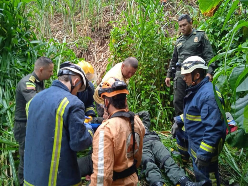 Rescate de uno de los cuatro policías lesionados en Salamina. 