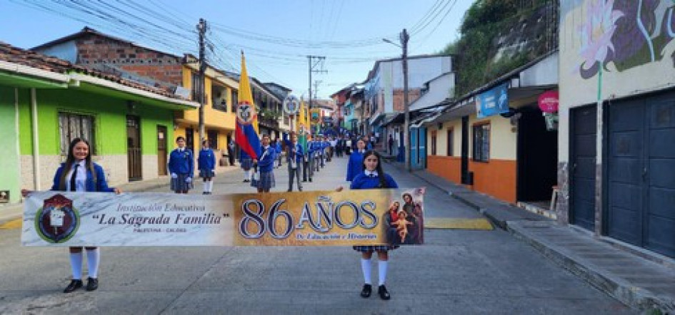 Estudiantes salieron a las calles para festejar con la Institución Educativa Sagrada Familia, de Palestina.