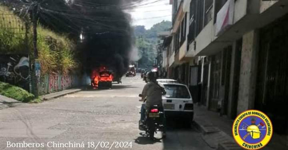 Carrera 8 con calle 16 en Chinchiná donde se incendió un carro.