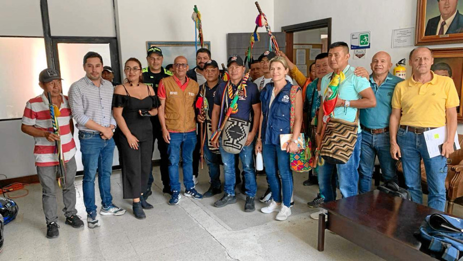 Fotos | Albeiro Rudas | LA PATRIA El alcalde de Anserma, Ómar Reina, reunido en la mesa de concertación con los representantes indígenas.