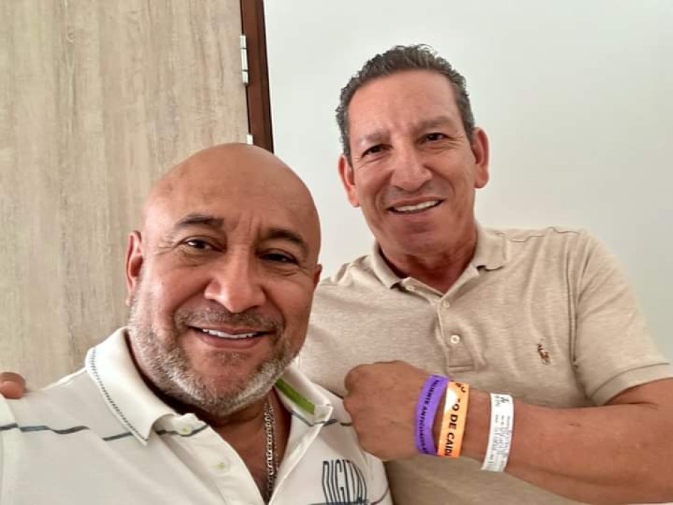 Hernán Gómez (derecha), al lado del empresario de artistas Sergio Zapata.