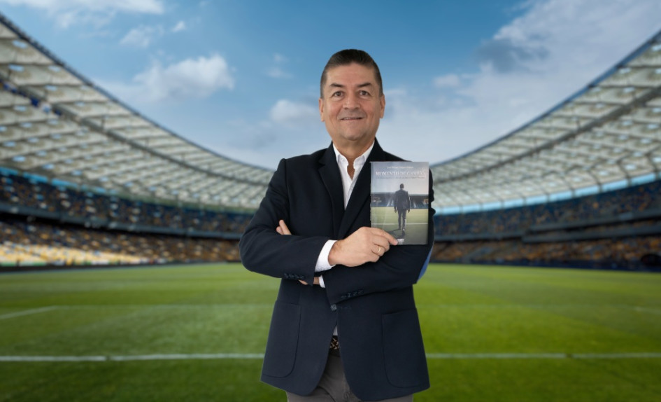 Duván Vásquez con su libro Momento de cambio.