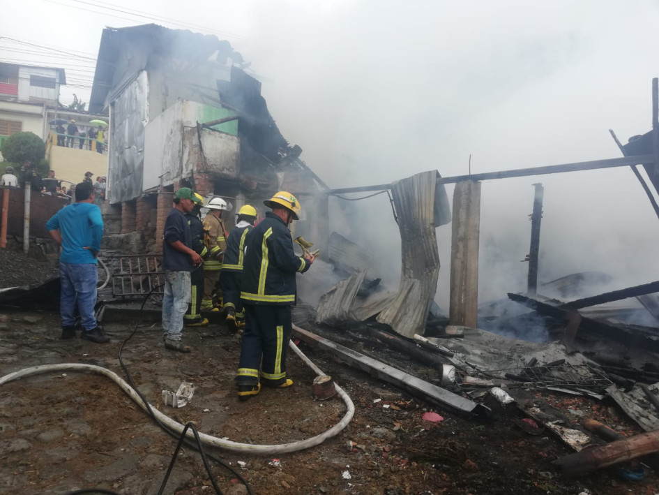 La emergencia ocurrió en la mañana de este miércoles en el barrio El Banqueo de Riosucio. El servicio de acueducto está sectorizado por el fenómeno de El Niño, por lo cual los vecinos no tenían agua en el momento del incendio.