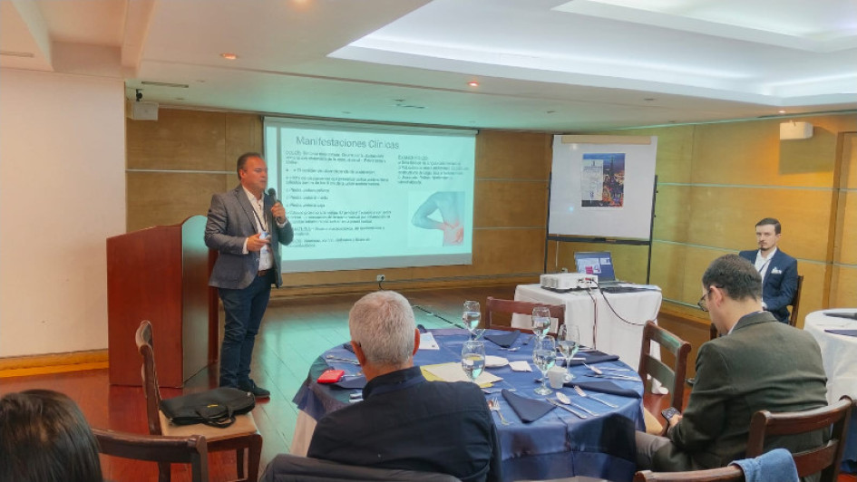 Roberto Iván Giraldo Álvarez, durante su charla en el II Curso de Urología para Médicos Generales del Eje Cafetero.