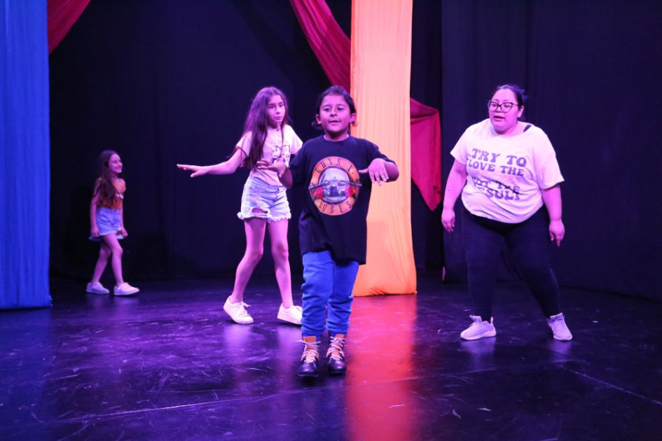 La clase esta a cargo de Andrea Loaiza, licenciada en Artes Escénicas con énfasis en teatro.