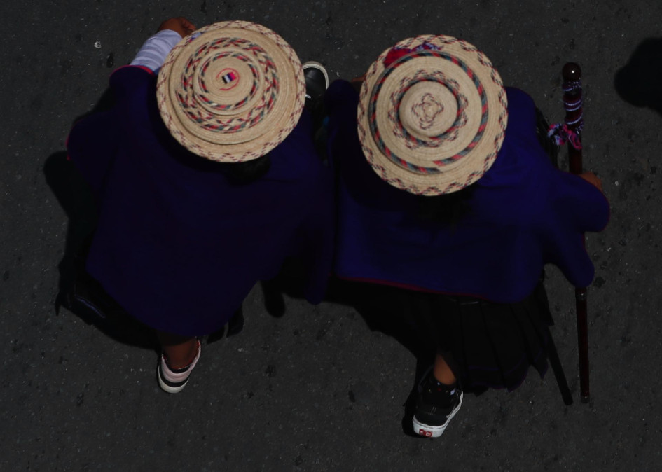 Indígenas de la denominada Minga social y comunitaria del suroccidente marcharon el viernes, en Cali. Las disidencia de las Farc atacaron el sábado a una comunidad indígena del suroeste del país y dejaron tres heridos.