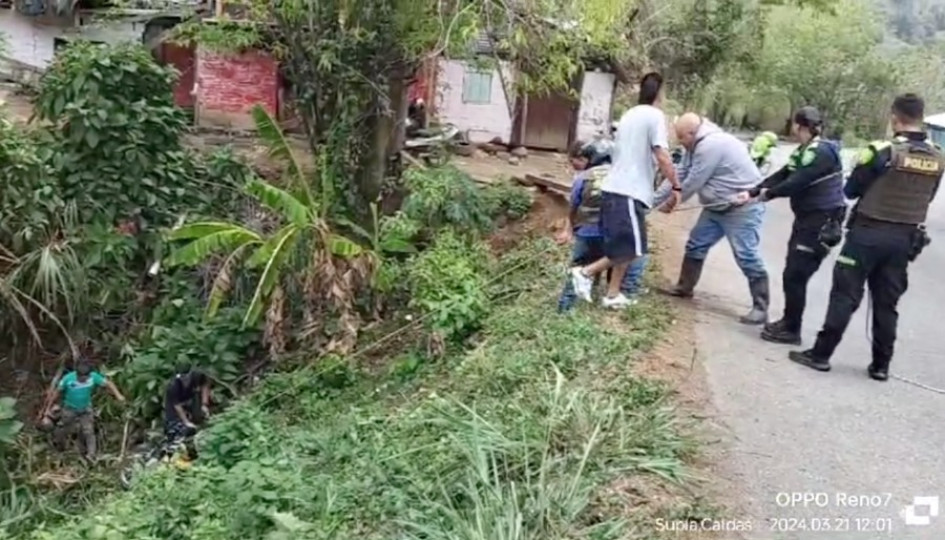La comunidad y la Policía de La Felisa lo auxiliaron y ayudaron a sacar la moto.