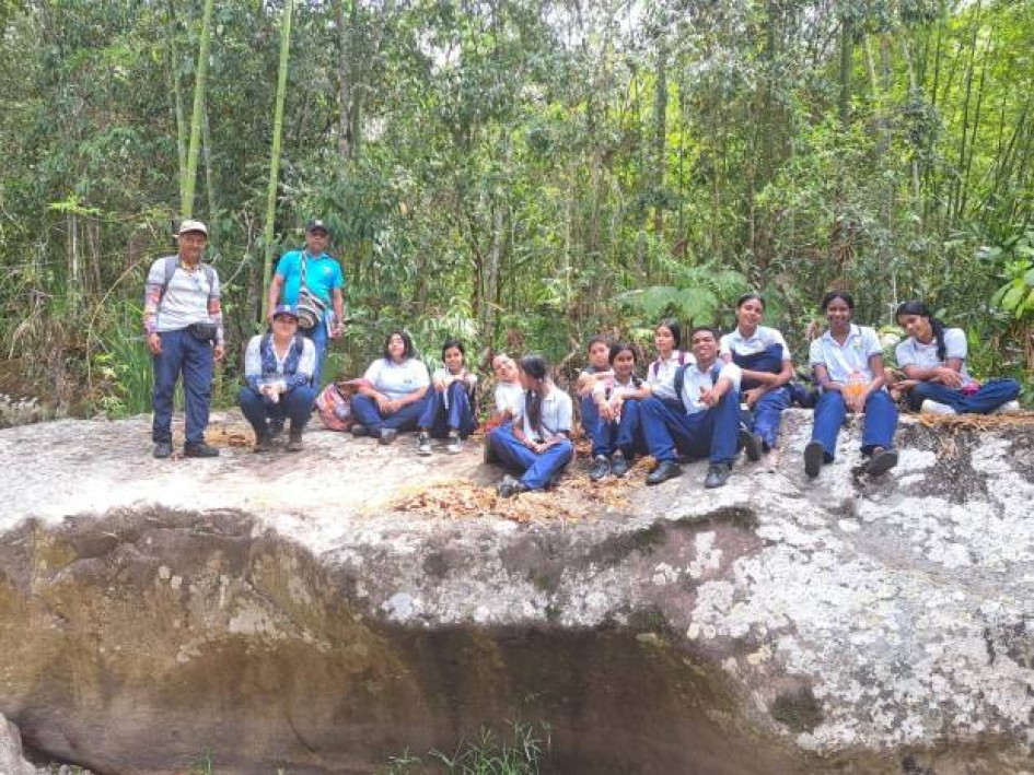 Alumnos del colegio del resguardo indígena de Cañamomo Lomaprieta estuvieron en una salida pedagógica por el sector de la Rueda para reconocer el territorio y conmemorar el Día Internacional de los Bosques.