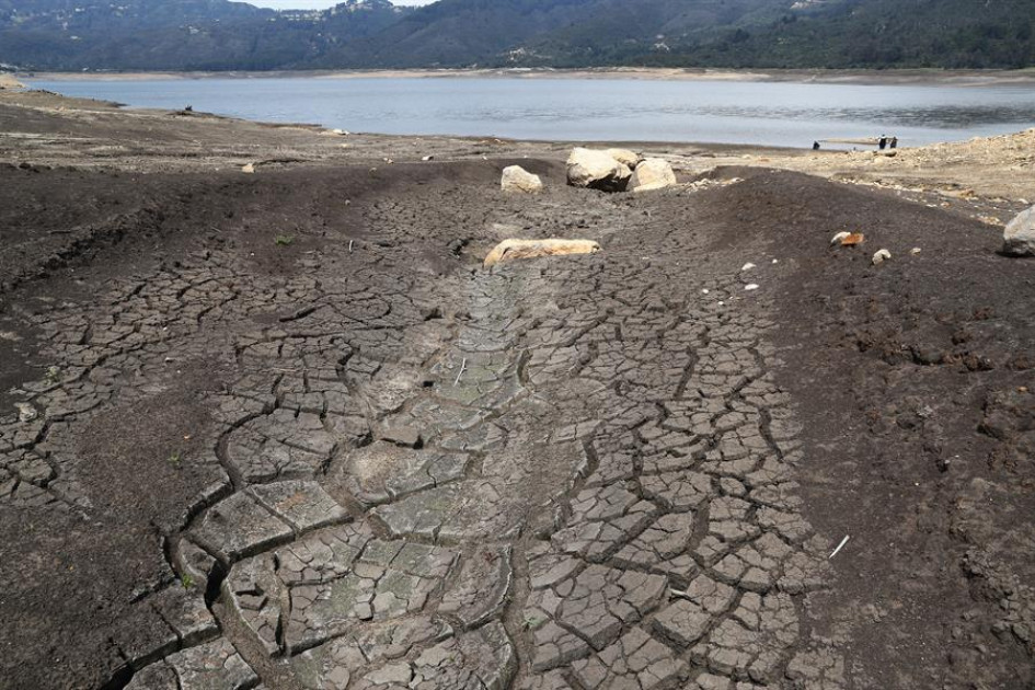Fotografía de archivo del 11 de abril de 2024 que muestra las extensas playas formadas por la falta de agua el embalse San Rafael ubicado en el municipio de La Calera (Colombia).