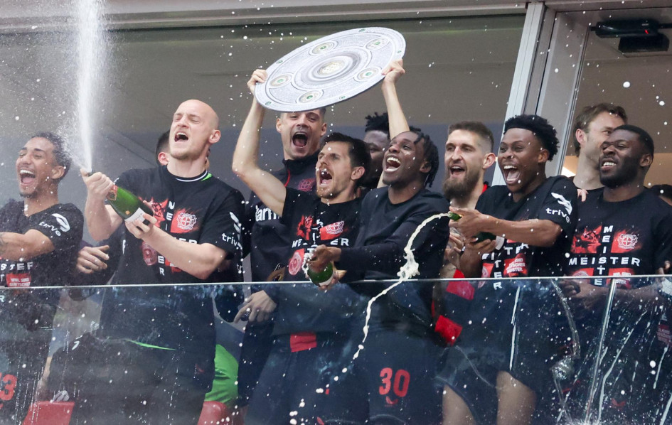 Los jugadores de Leverkusen celebran el campeonato de la Bundesliga después del partido de fútbol entre Bayer 04 Leverkusen y SV Werder Bremen en Leverkusen, Alemania.