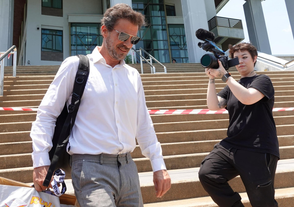 Rodolfo Sancho, padre de Daniel Sancho, saliendo del tribunal de la isla de Samui en Tailandia.