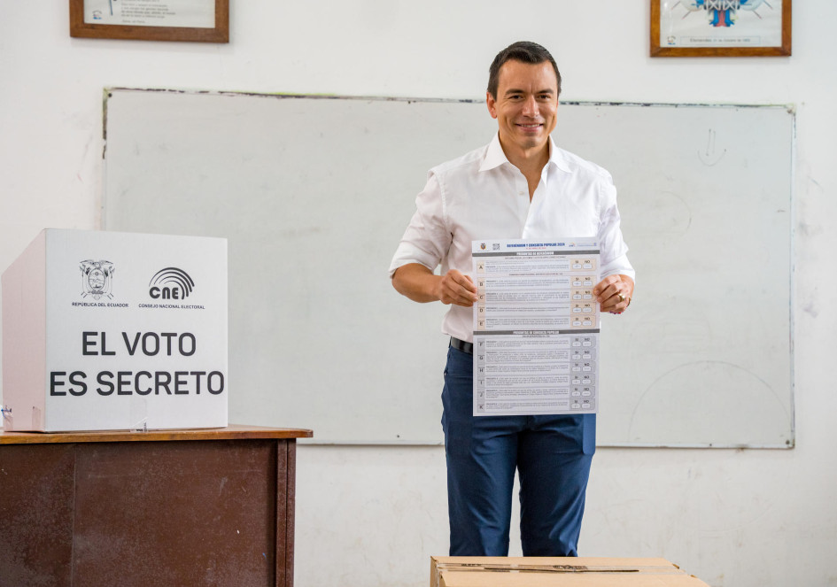 El presidente de Ecuador, Daniel Noboa, votó el referéndum de once preguntas este domingo en Olón (Ecuador).