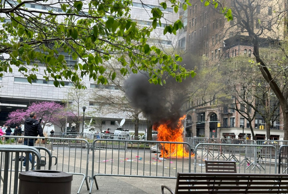 Se desconoce si el hombre que se prendió fuego a las afueras del tribunal de Nueva York permanece con vida.