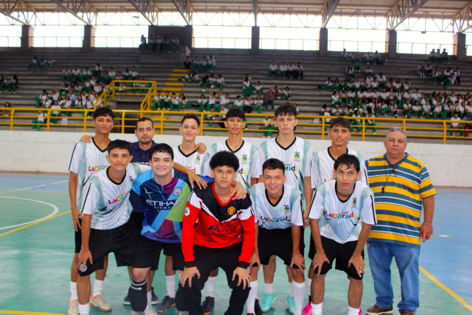 La selección de fútbol de la Institución Educativa Técnico Alfonso López se preparó junto a otros compañeros para llegar a la final.