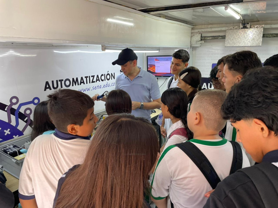 Exposiciones de tecnología estuvieron al servicio de los alumnos.