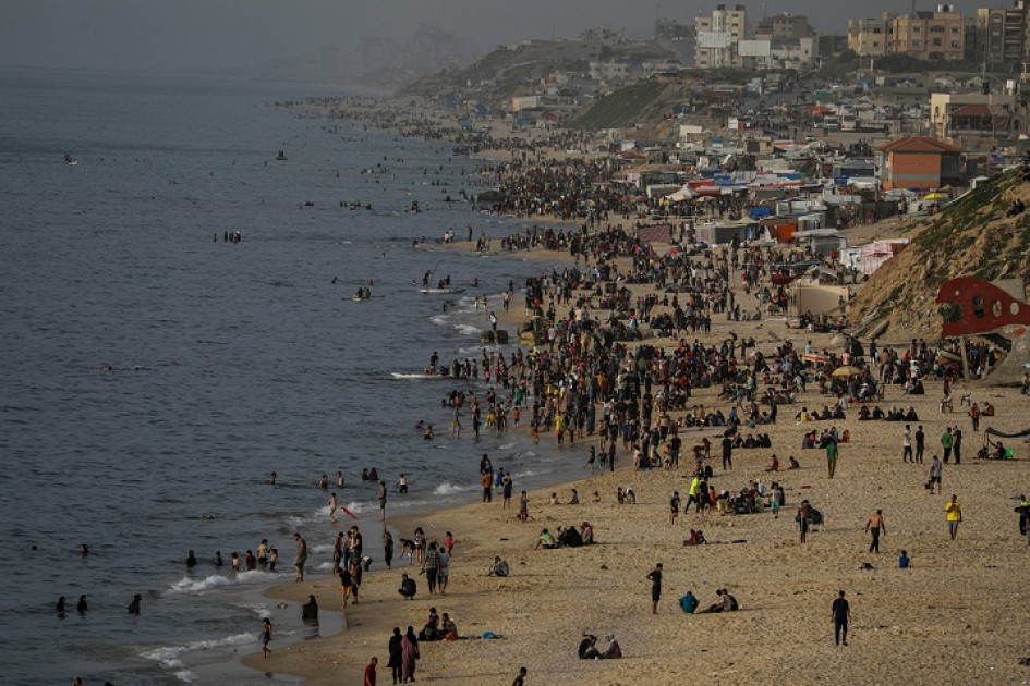 Foto | EFE | LA PATRIA  Palestinos desplazados en la playa al oeste de Deir Al Balah, sur de la Franja de Gaza.