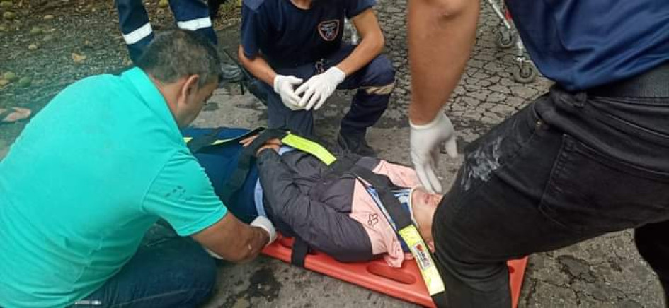 La mujer fue atendida por Bomberos de Victoria y personal del Hospital San Simón. 