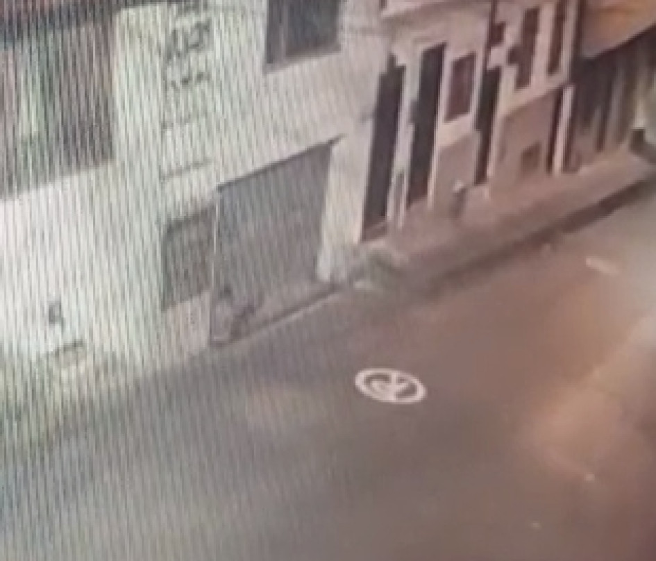 En la imagen, de una cámara de seguridad, se aprecia al ladrón entrando al parqueadero del edificio San Juan.