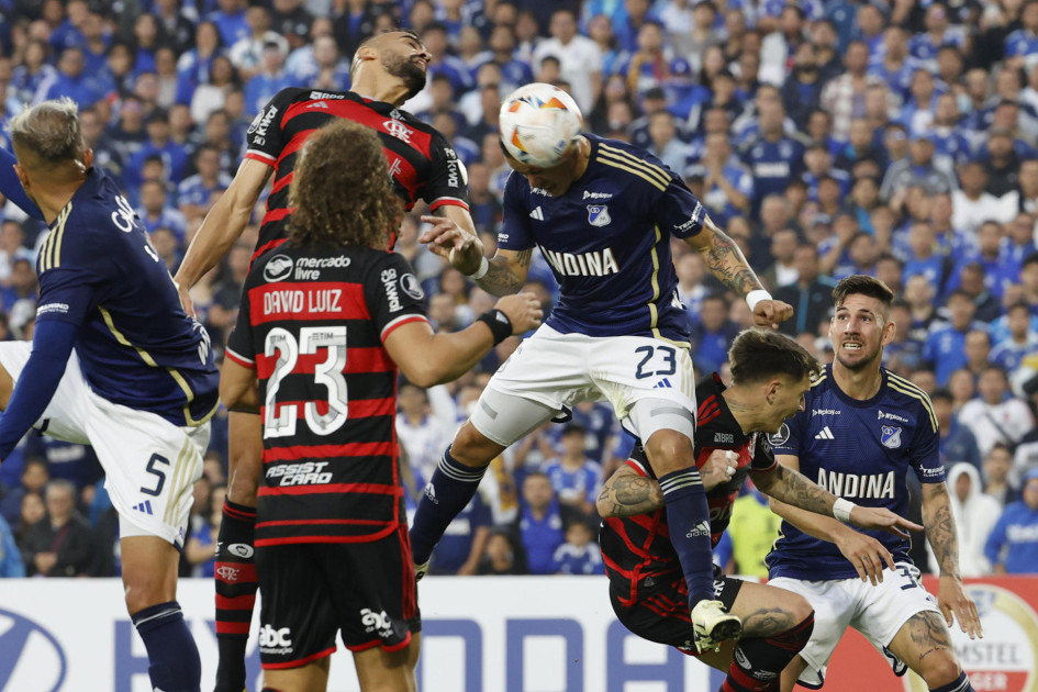 Leonardo Castro (c) de Millonarios remata en un partido de la fase de grupos de la Copa Libertadores de Millonarios y Flamengo este martes, en el estadio El Campín en Bogotá