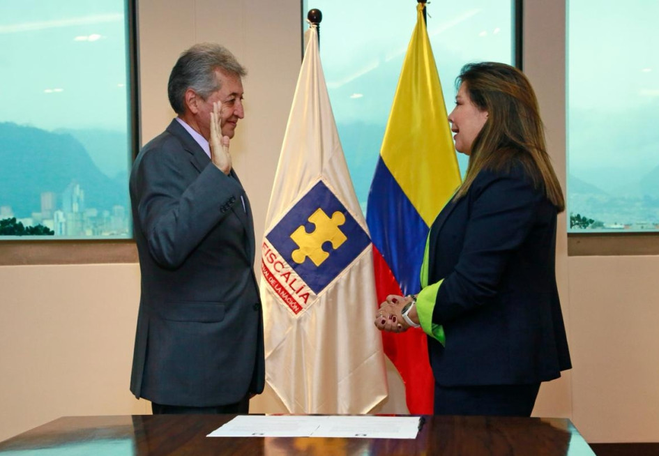 Gilberto Javier Guerrero Díaz se posesiona como vicefiscal ante la fiscal General de la Nación, Luz Adriana Camargo Garzón.